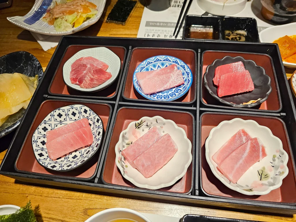 Dowon Tuna tuna sashimi served in various serving dishes
