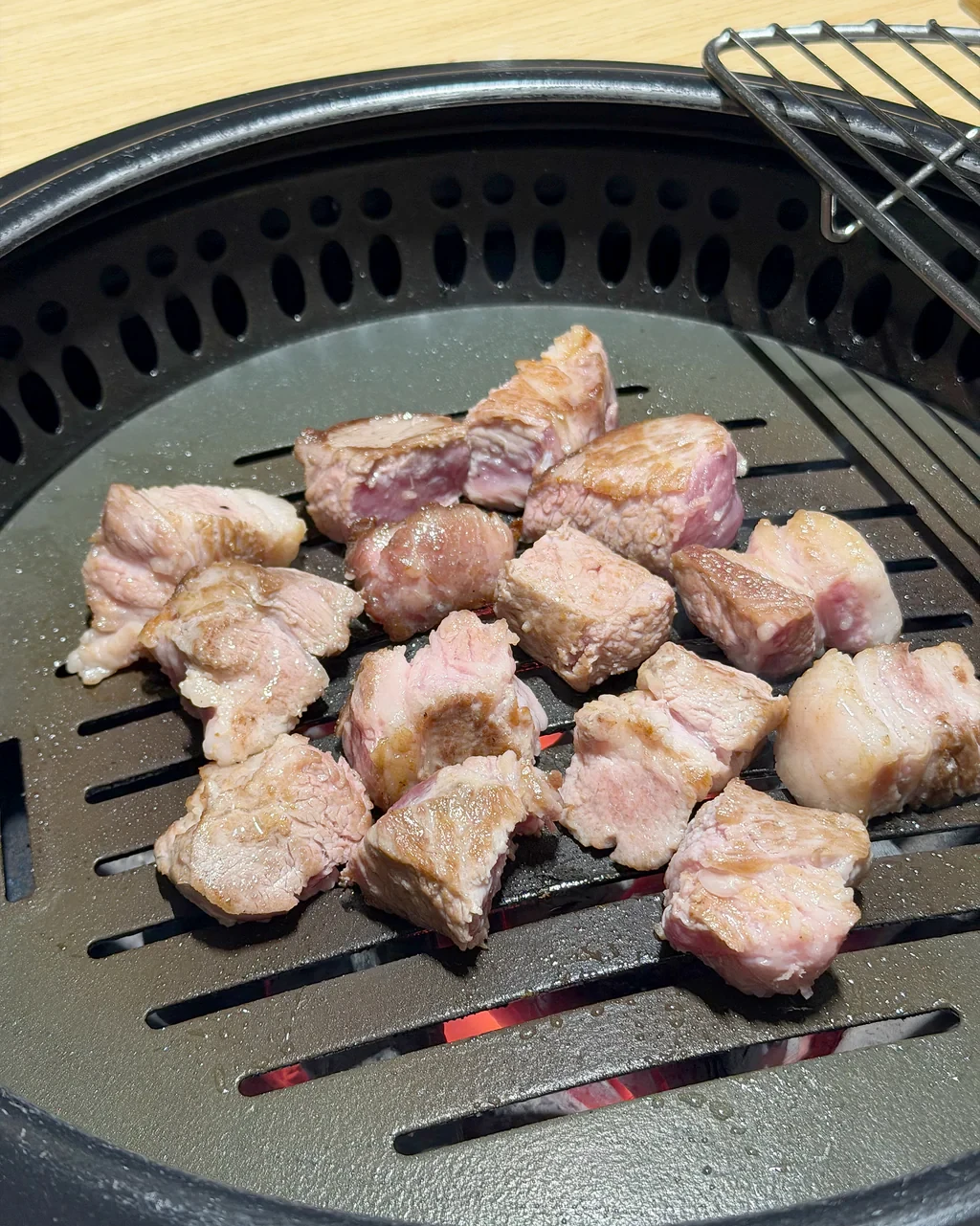 Cross-section of thick meat on the grill at Dojeongyukkwan