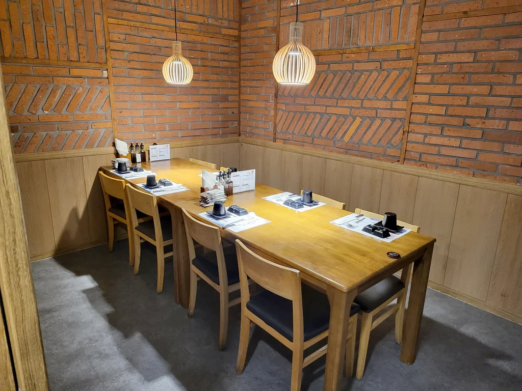 Independent private room and table at Daejin Dowon Tuna