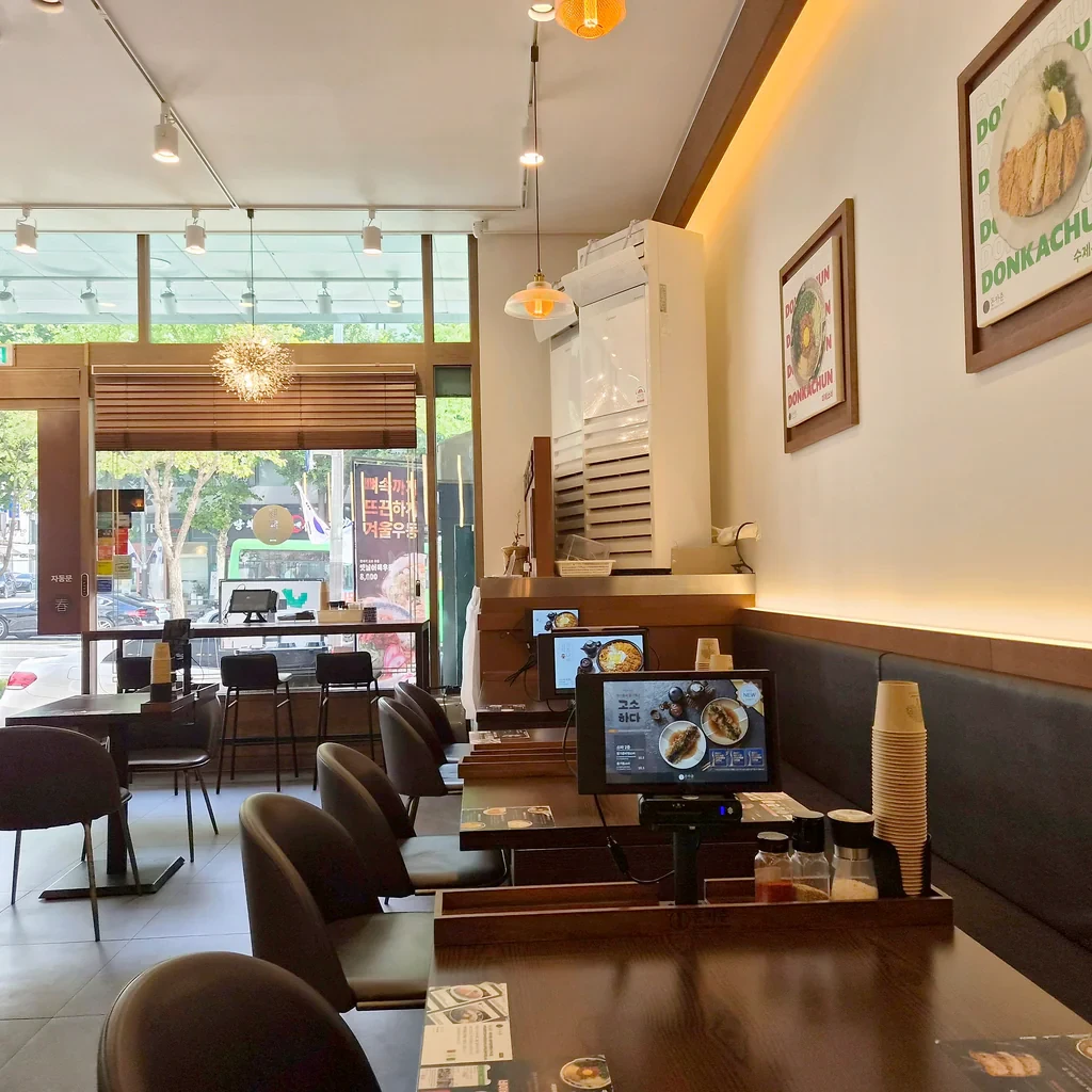 Empty tables and window seating at Donkachun Baengbaeng Intersection Branch