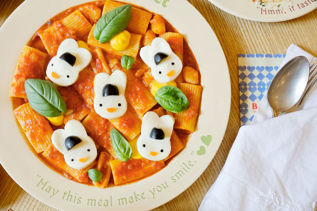 Pasta tomat dengan keju berbentuk kelinci di atasnya di Briviet