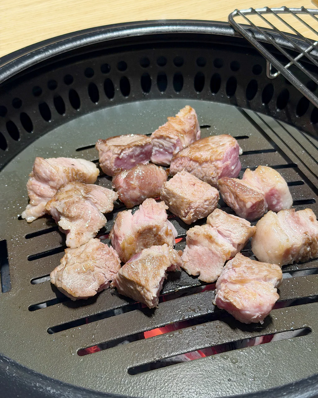 Corte de carne gruesa sobre la parrilla de Dojeongyukkwan