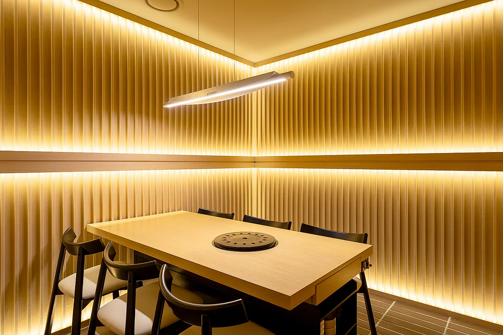 Salón privado con paredes de madera y mesas en Dojeongyukkwan