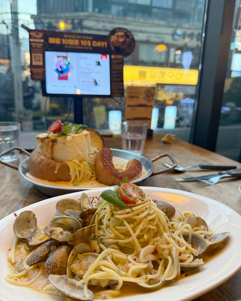 Pasta kerang dan pane pasta yang disajikan bersama di COZY HOUSE