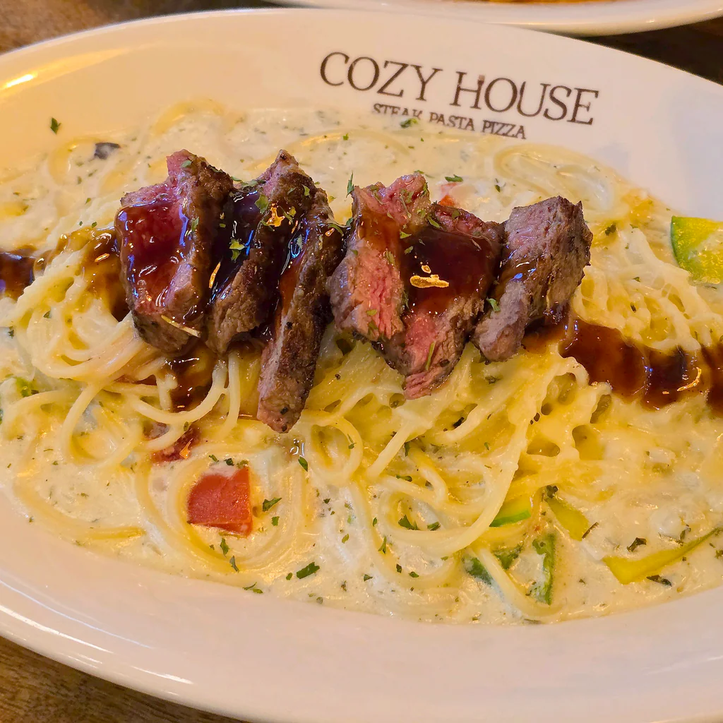 พาสต้าของ Cozy House ที่ท็อปด้วยสเต๊ก
