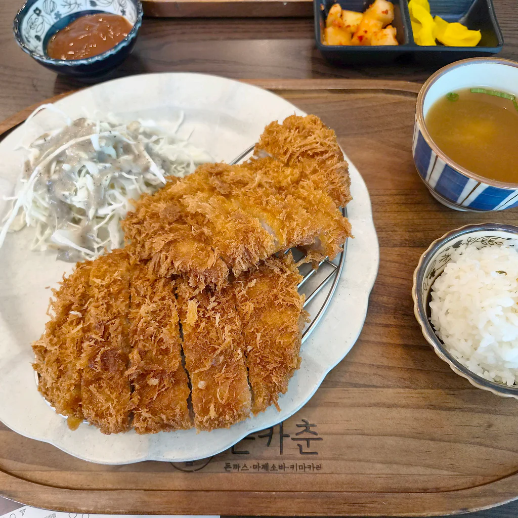 เกล็ดขนมปังทอดกรอบของทงคัตสึ พร้อมข้าวและเครื่องเคียงร้าน Donkachun