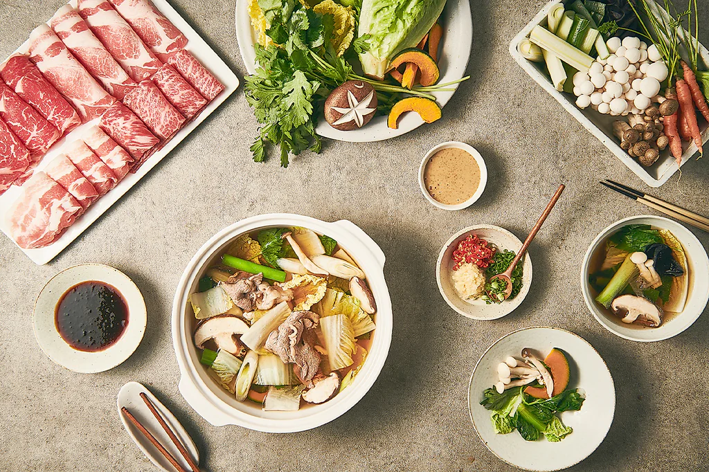 ชุดอาหารชาบูชาบูพร้อมเนื้อสัตว์และผักของ Modern Shabu House