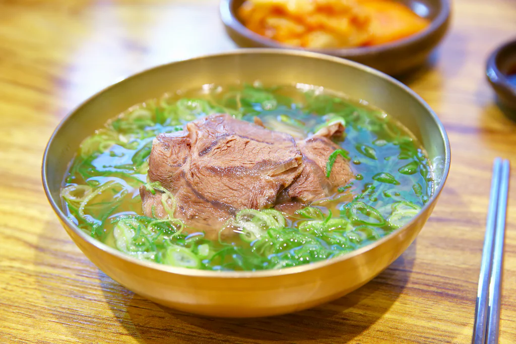 Gomtang berkuah bening dengan daging dan daun bawang dari Geumnyeong Gomtang