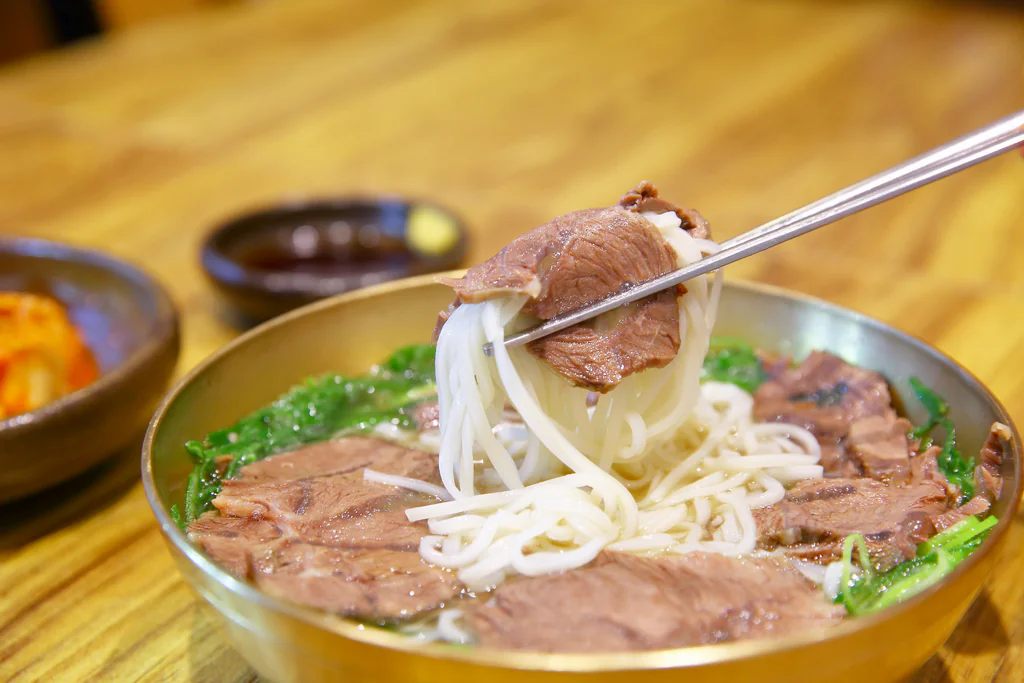 เส้นก๋วยเตี๋ยวและเนื้อสัตว์ในน้ำซุปของ Geumnyeong Gomtang
