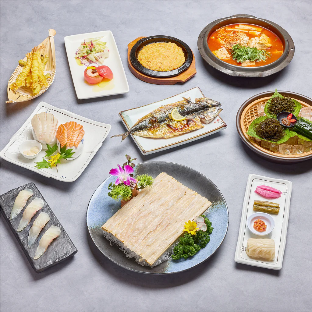 Sashimi con algas marinas para envolver, pescado asado y platos calientes en Haedamchae
