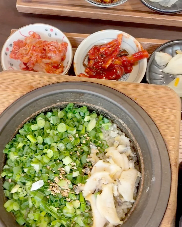 ข้าวหม้ออบโรยหน้าด้วยหอยเป๋าฮื้อและเครื่องโรยสีเขียวของ Bijindo