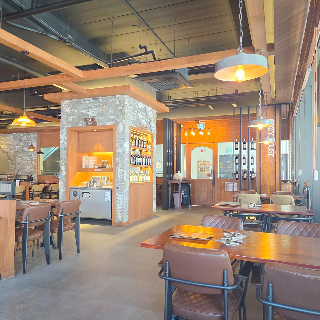 โต๊ะและบรรยากาศภายในร้าน Cozy House