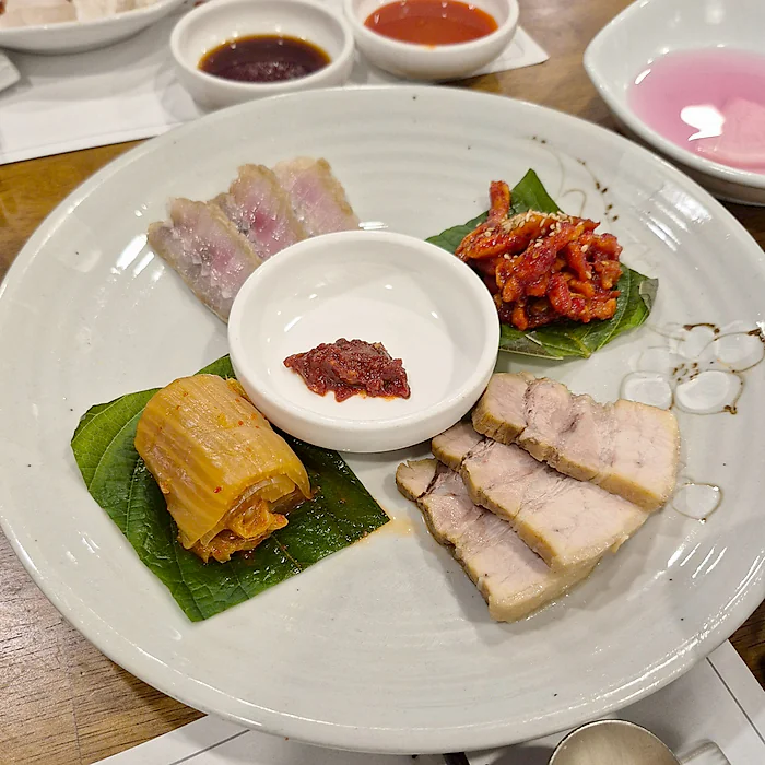 Plato de aperitivo en Daonjeong con carne y acompañamientos