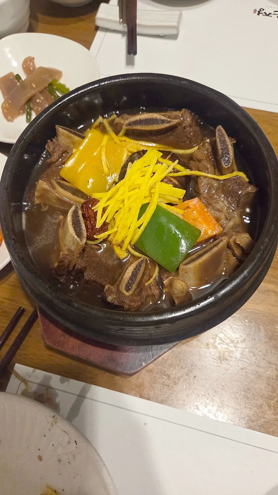 Plato de carne galbi con guarnición vegetal en Daonjeong