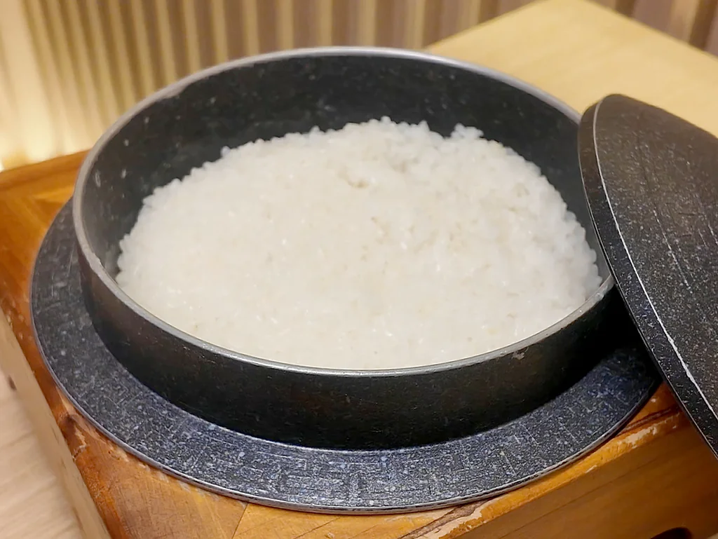 Arroz en olla sotbap destapado en Dojeongyukkwan