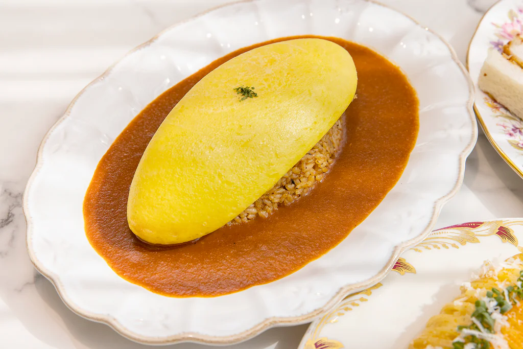 ข้าวห่อไข่โปะด้วยออมเล็ตสีเหลืองทองของร้าน Eulji Darak