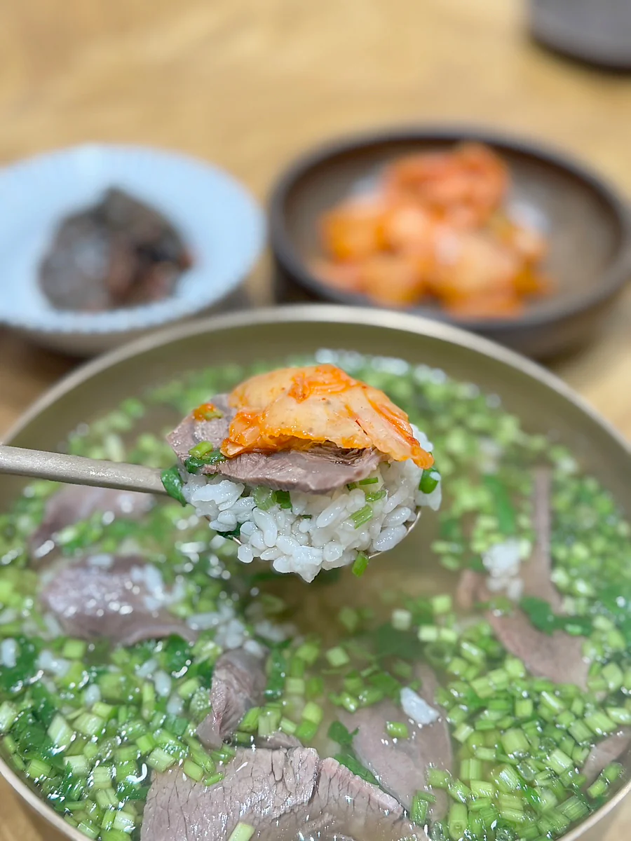ช้อนตักข้าว กิมจิ และเนื้อ พร้อมน้ำซุปใสของ Geumnyeong Gomtang